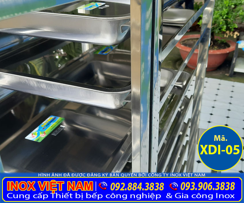 Cận cảnh khung khay xe đẩy thức ăn inox 12 khay giúp khách hàng sử dụng dễ dàng hơn, năng suất cao hơn.