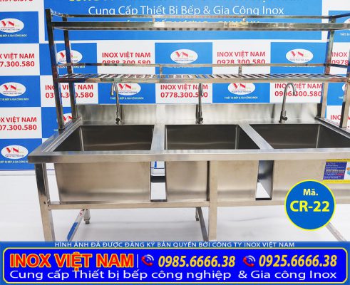 Bồn rửa chén inox 3 ngăn có kệ trên sản phẩm chậu rửa bát công nghiệp là sự tích hợp hoàn hảo với nhiều chức năng khác nhau.