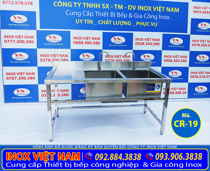 Bồn rửa chén nhà hàng 2 ngăn có bàn rửa cánh trái, sản phẩm được mọi nhà tin chọn tại hạng mục chậu rửa inox công nghiệp đơn vị Inox Việt Nam.