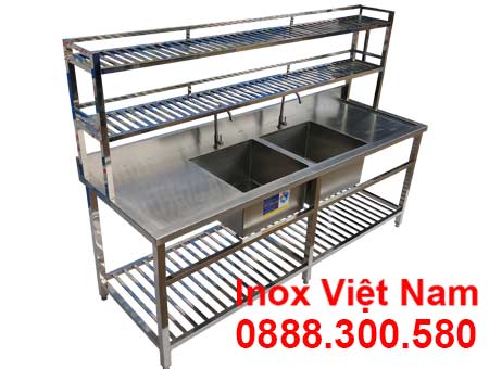 Chậu rửa 2 ngăn có bàn rửa 2 bên cạnh tại xưởng sản xuất Inox Việt Nam.