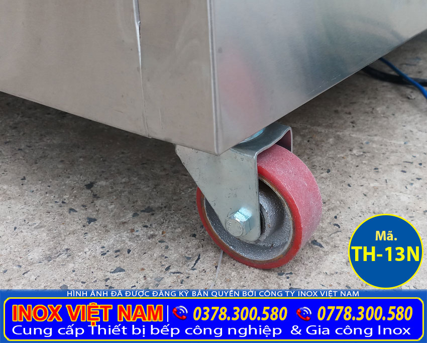 Lắp đặt bánh xe tủ hâm nóng thức ăn, tủ giữ nóng thức ăn có bánh xe giúp việc di chuyển rất linh hoạt.
