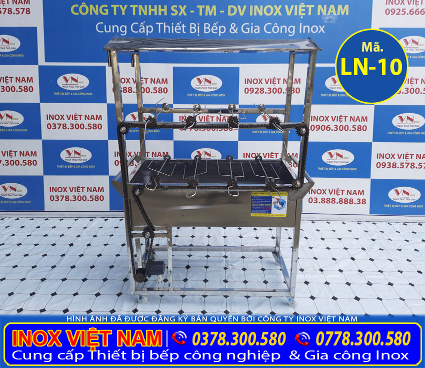 Lò nướng gà vịt bằng than tự quay được dùng để quay thịt gà vịt giá tốt tại Inox Việt Nam.