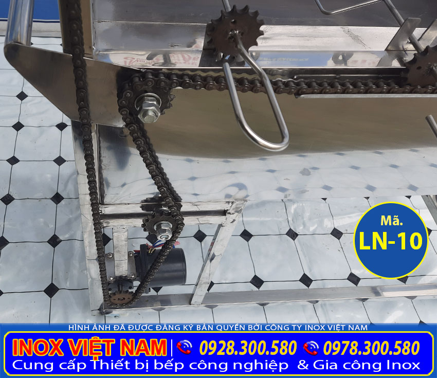 Chi tiết mô tor của lò than quay vịt gà có 8 xiên quay tự động giá xưởng Inox Việt Nam.