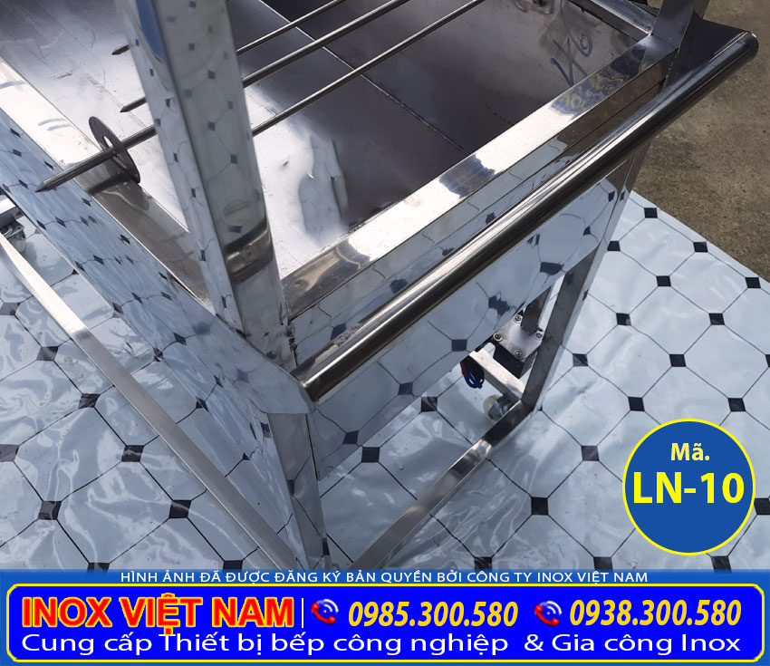 Chi tiết tay cầm của lò nướng gà vịt bằng than tự động quay giá tốt.