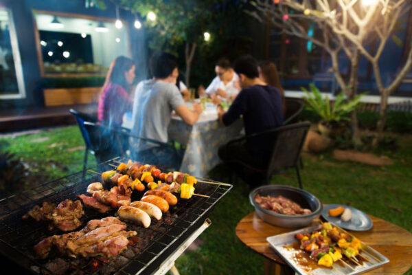 Tại Sao Giới Trẻ Đến Trung Niên, Mọi Nhà Đều Thích Món Nướng BBQ? Bếp nướng than inox BBQ giúp món nướng ngon hơn