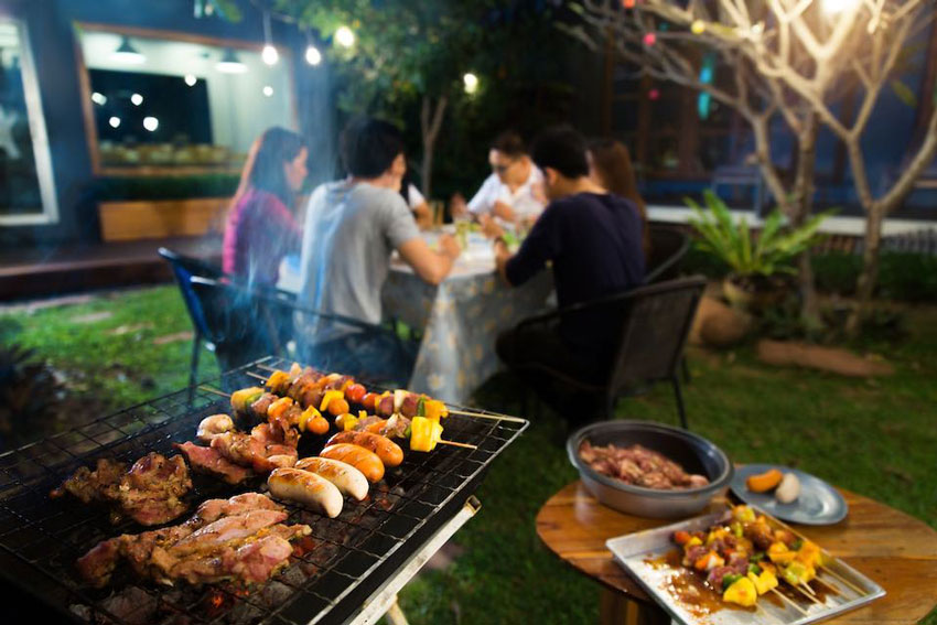 Tại Sao Giới Trẻ Đến Trung Niên, Mọi Nhà Đều Thích Món Nướng BBQ? Bếp nướng than inox BBQ giúp món nướng ngon hơn