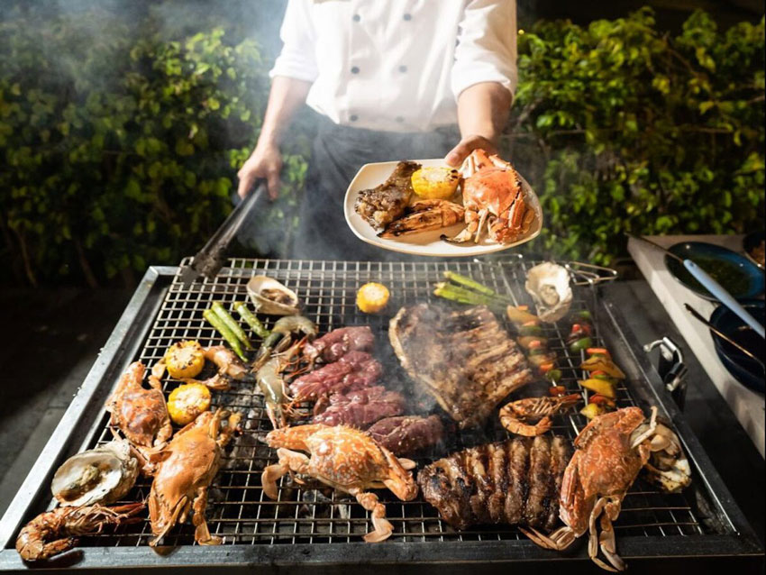Nướng thịt trên bếp nướng than BBQ giúp món ăn ít dầu mỡ và thơm ngon hơn